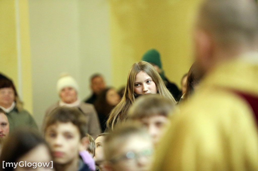 Dzieci pod stajenką z kocami i poduszkami