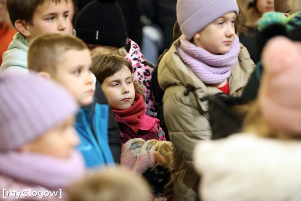Dzieci pod stajenką z kocami i poduszkami