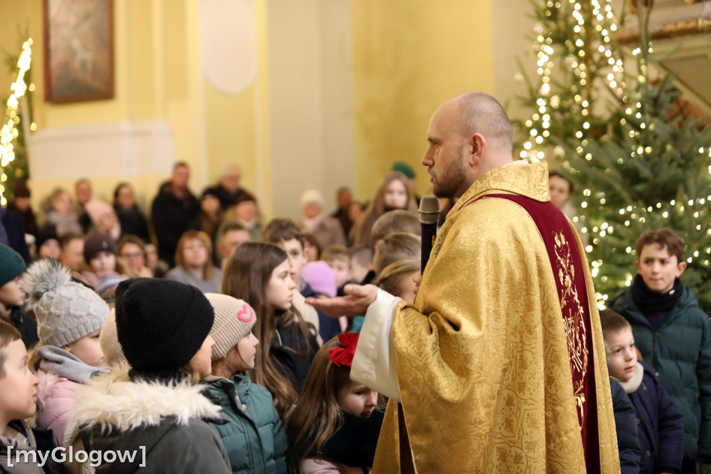 Dzieci pod stajenką z kocami i poduszkami