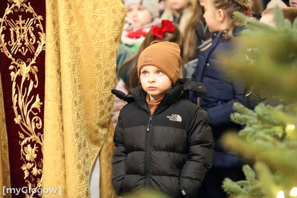 Dzieci pod stajenką z kocami i poduszkami