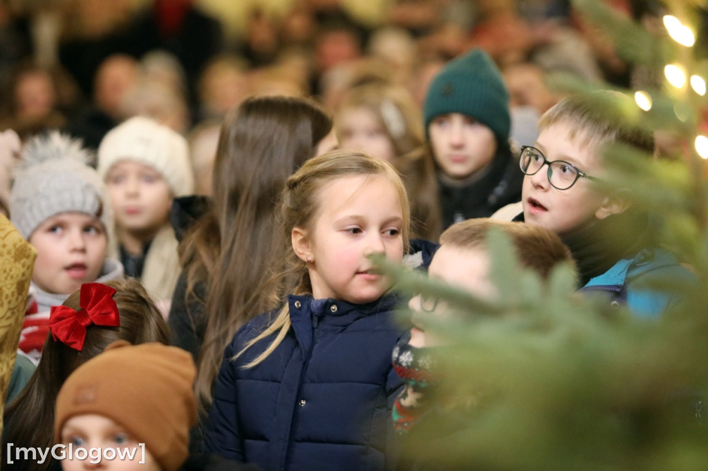 Dzieci pod stajenką z kocami i poduszkami