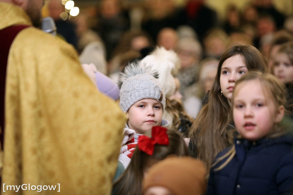 Dzieci pod stajenką z kocami i poduszkami