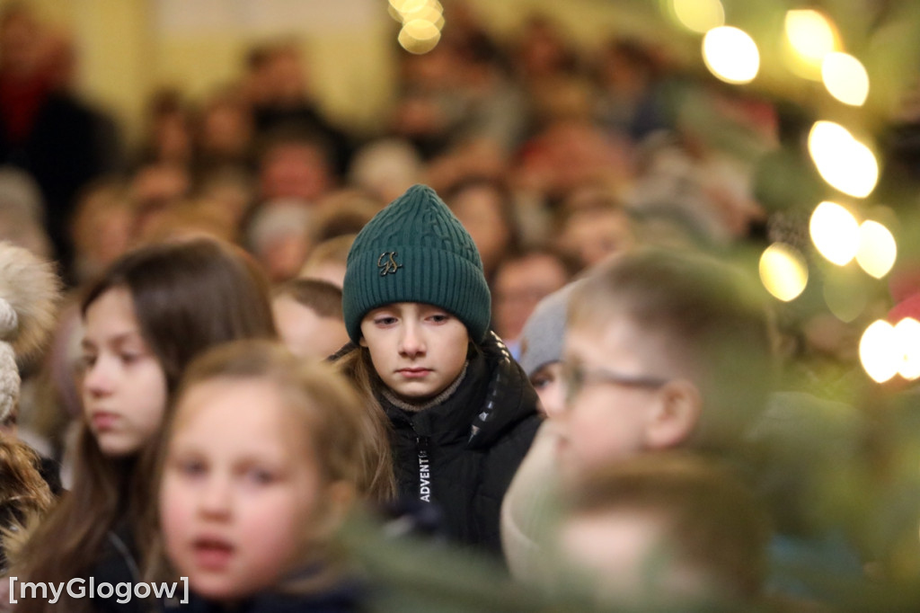 Dzieci pod stajenką z kocami i poduszkami