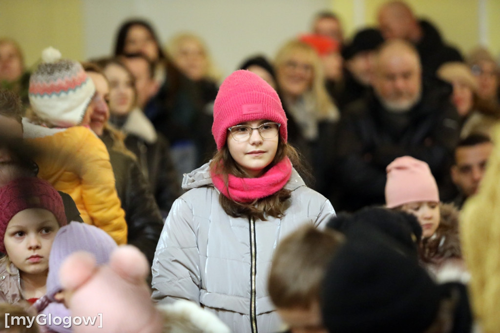 Dzieci pod stajenką z kocami i poduszkami