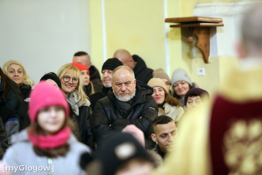 Dzieci pod stajenką z kocami i poduszkami