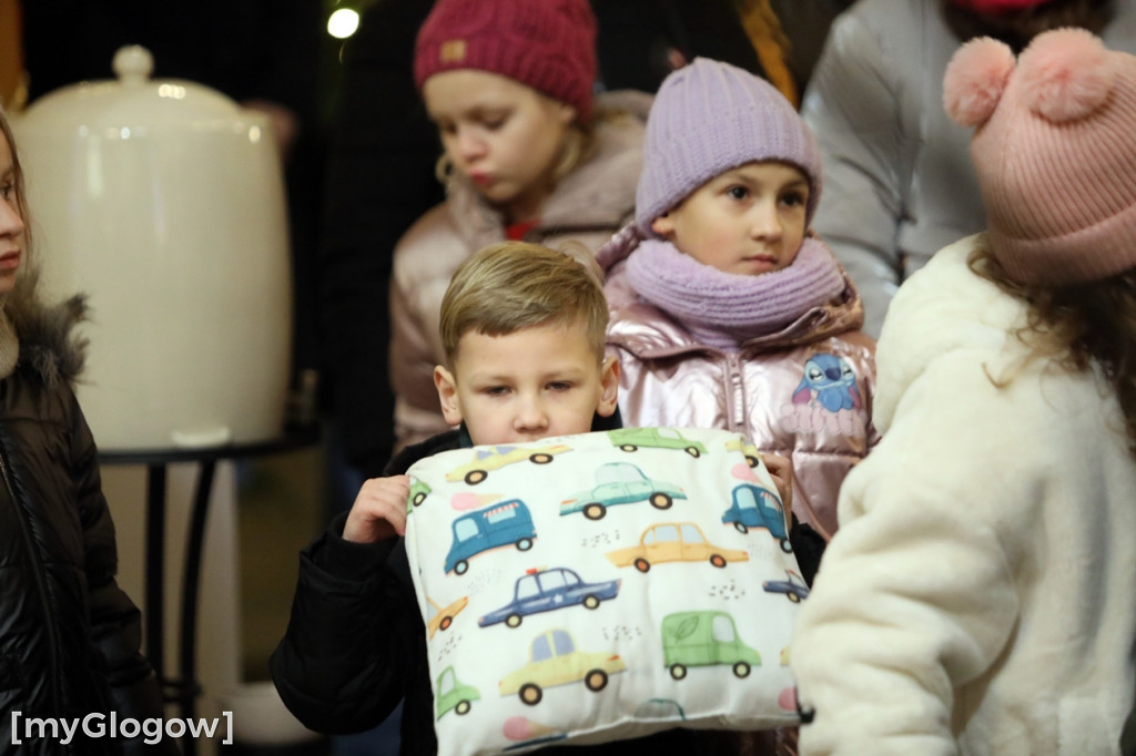 Dzieci pod stajenką z kocami i poduszkami