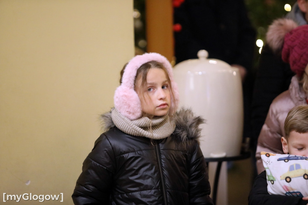 Dzieci pod stajenką z kocami i poduszkami