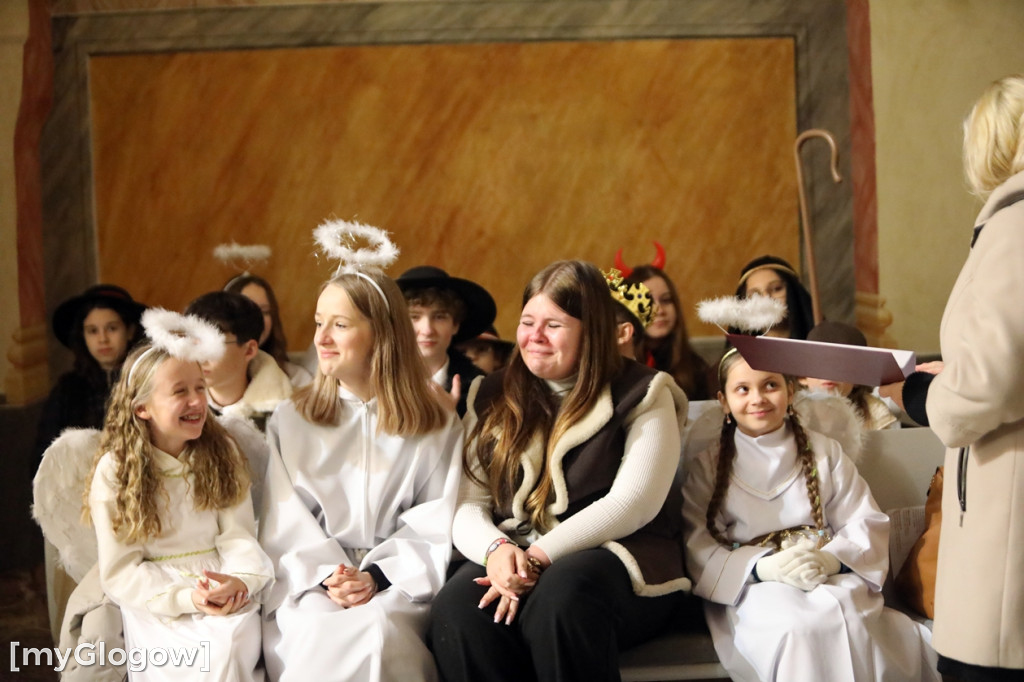 Dzieci pod stajenką z kocami i poduszkami