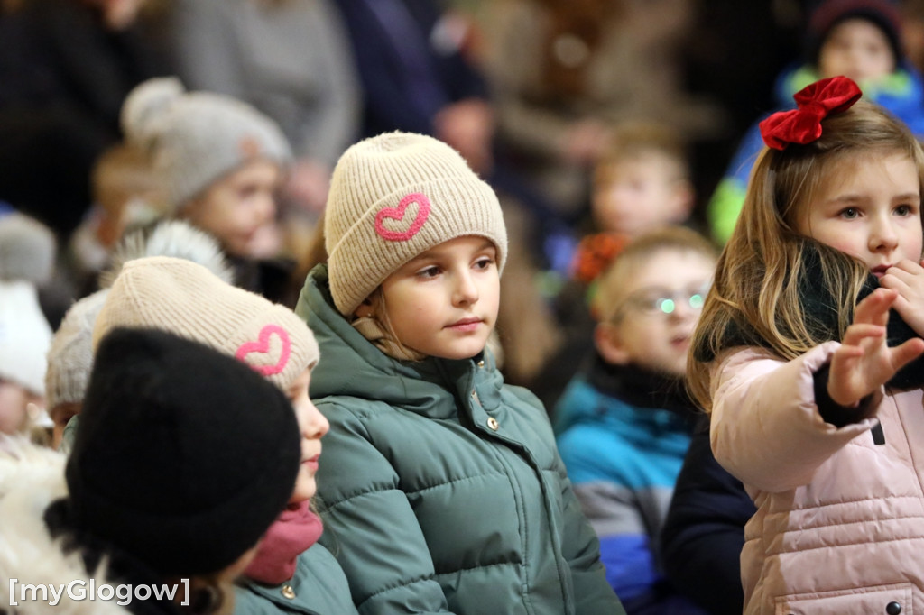 Dzieci pod stajenką z kocami i poduszkami