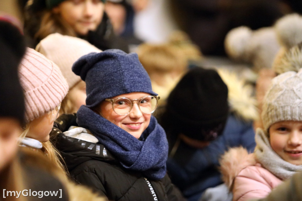 Dzieci pod stajenką z kocami i poduszkami