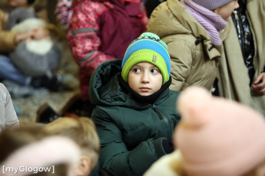 Dzieci pod stajenką z kocami i poduszkami