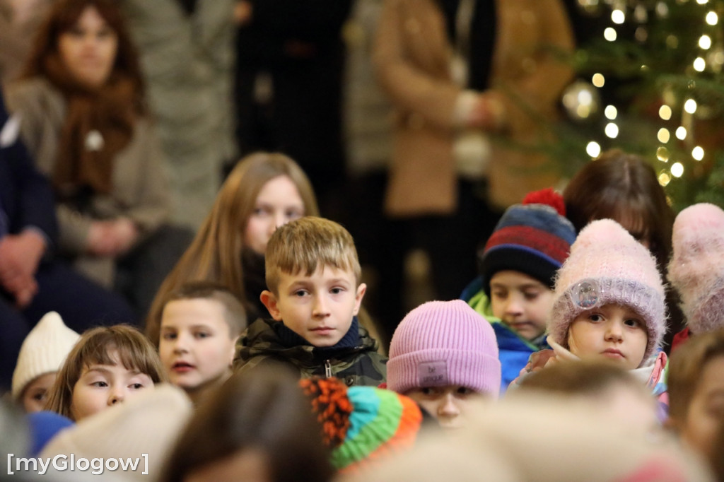 Dzieci pod stajenką z kocami i poduszkami
