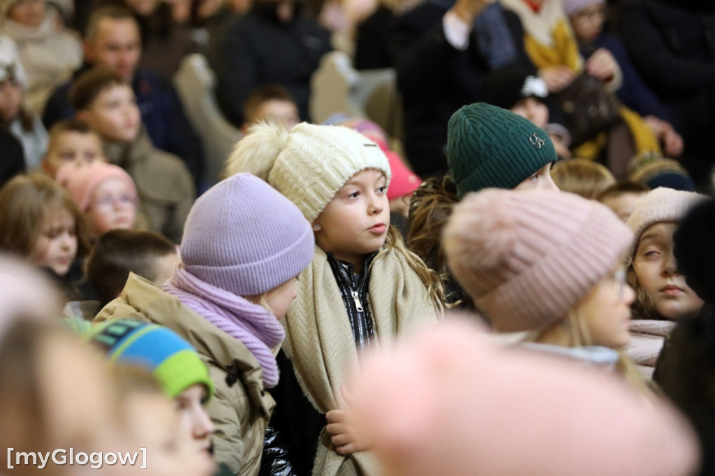 Dzieci pod stajenką z kocami i poduszkami