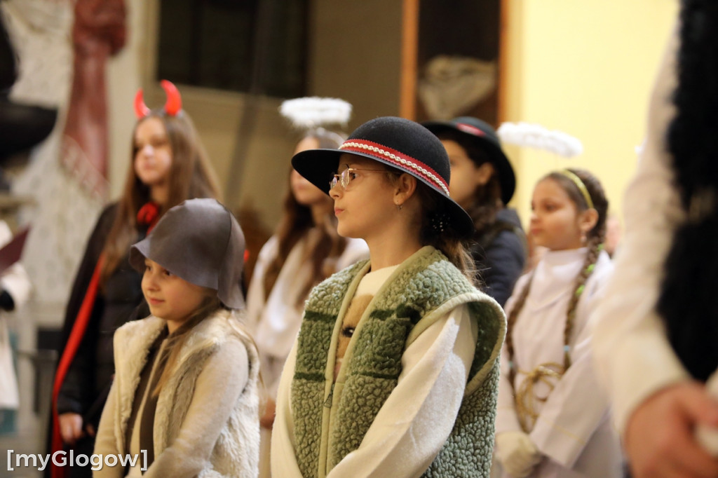 Dzieci pod stajenką z kocami i poduszkami