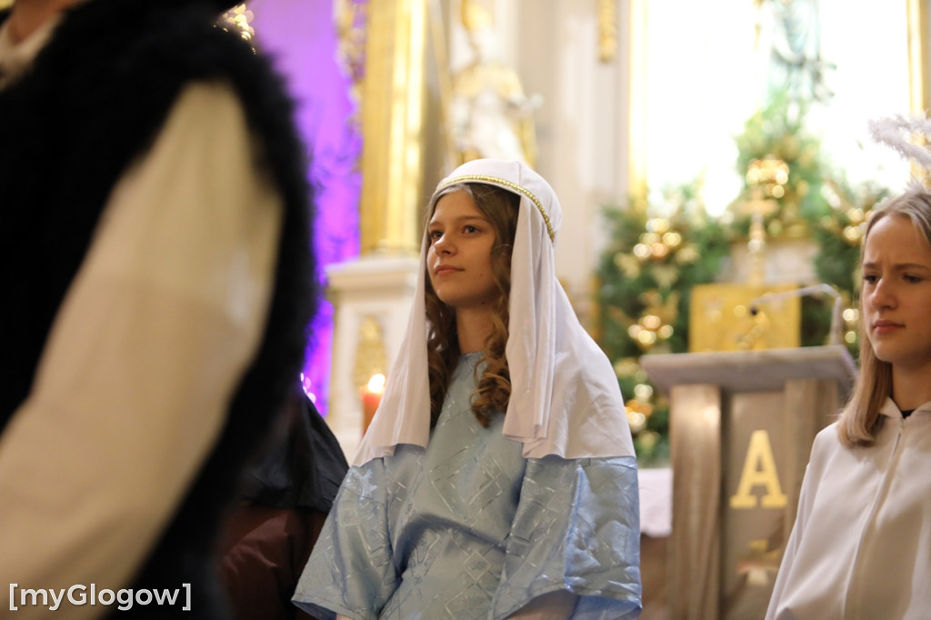 Dzieci pod stajenką z kocami i poduszkami