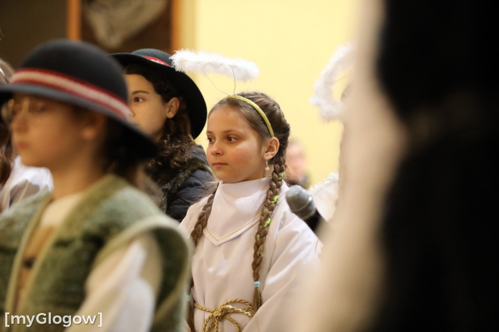 Dzieci pod stajenką z kocami i poduszkami