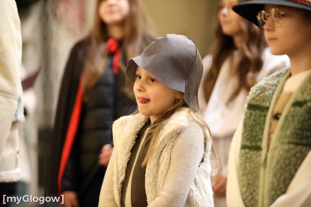 Dzieci pod stajenką z kocami i poduszkami