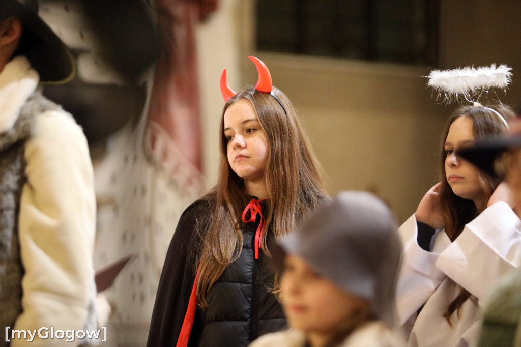 Dzieci pod stajenką z kocami i poduszkami