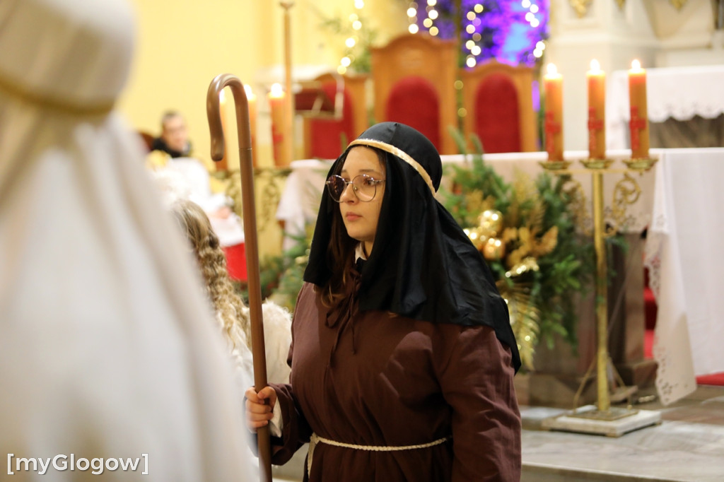 Dzieci pod stajenką z kocami i poduszkami