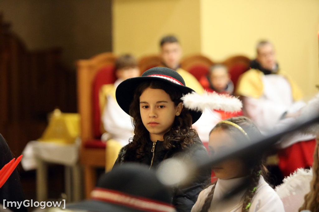 Dzieci pod stajenką z kocami i poduszkami