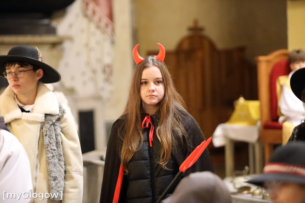 Dzieci pod stajenką z kocami i poduszkami