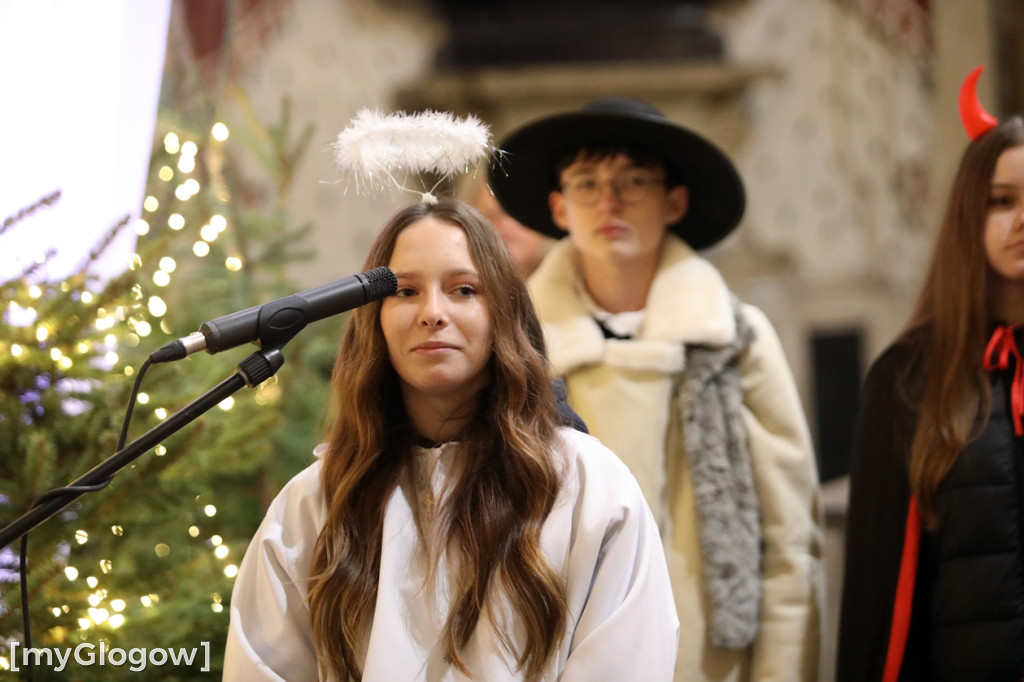 Dzieci pod stajenką z kocami i poduszkami
