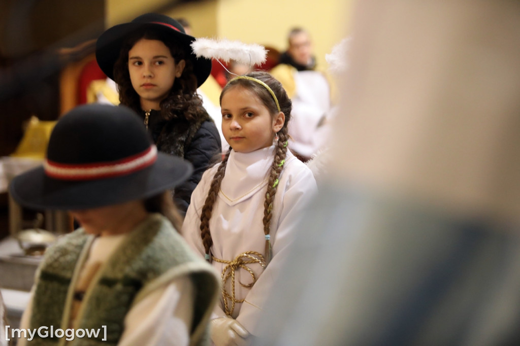 Dzieci pod stajenką z kocami i poduszkami