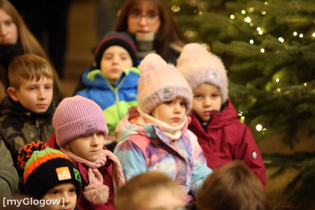 Dzieci pod stajenką z kocami i poduszkami