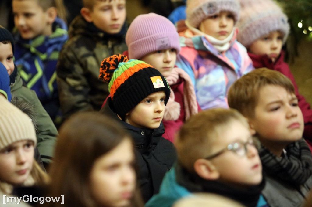 Dzieci pod stajenką z kocami i poduszkami