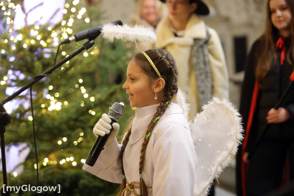 Dzieci pod stajenką z kocami i poduszkami