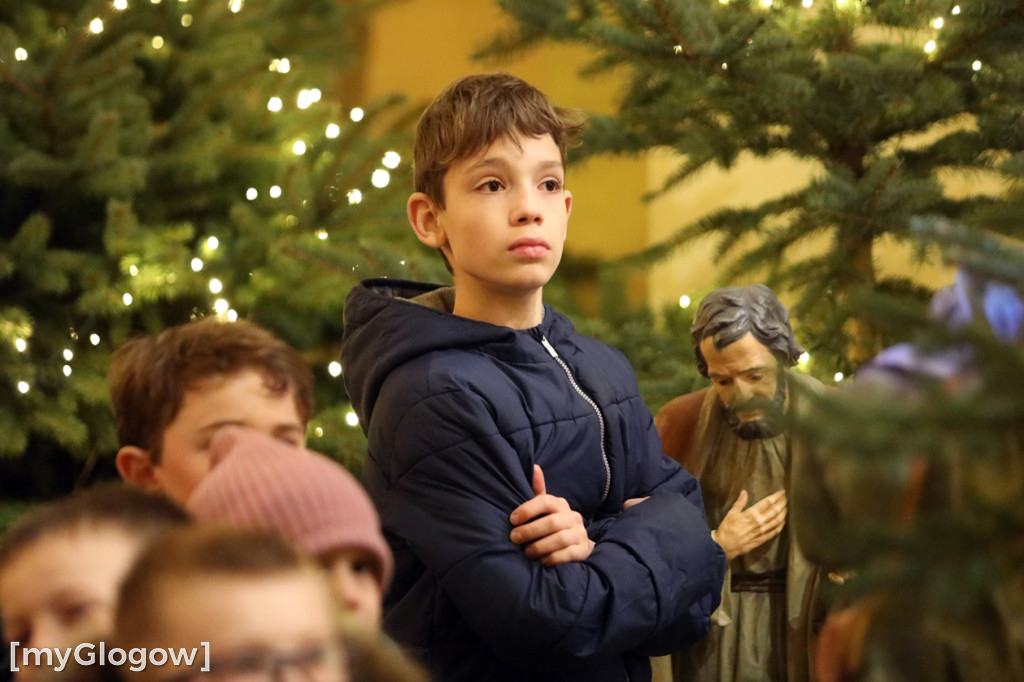 Dzieci pod stajenką z kocami i poduszkami