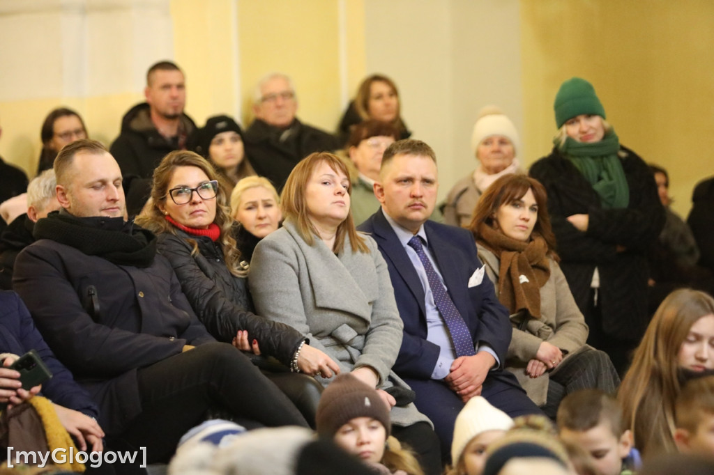 Dzieci pod stajenką z kocami i poduszkami