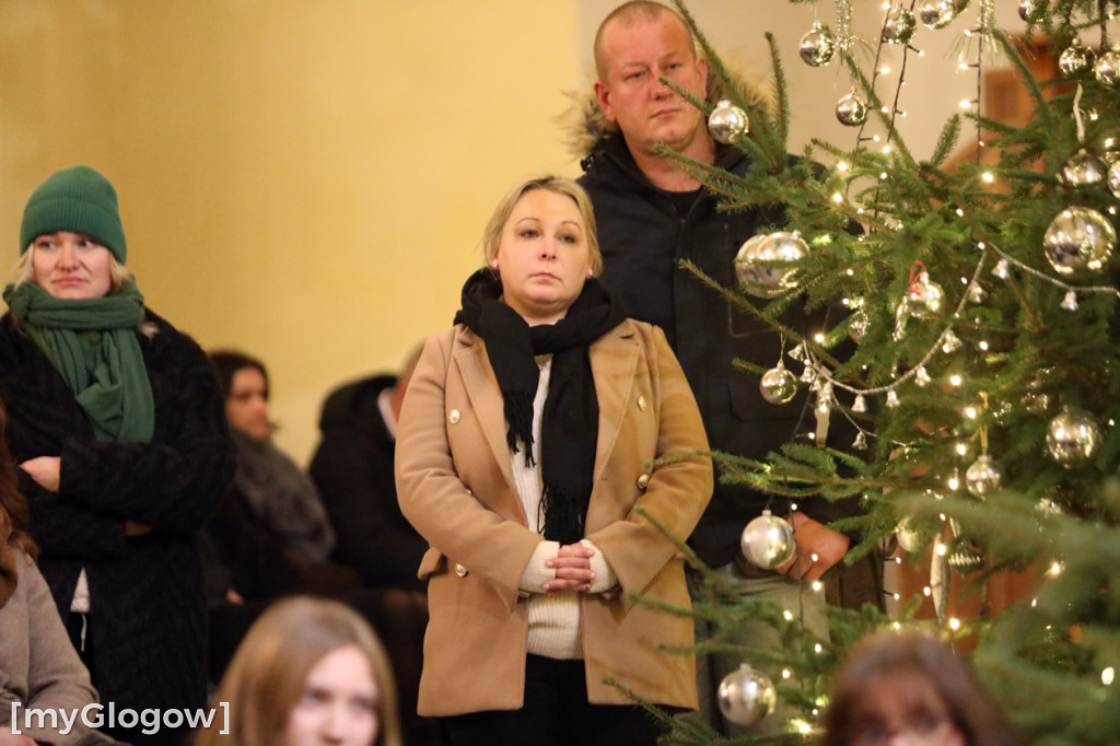 Dzieci pod stajenką z kocami i poduszkami