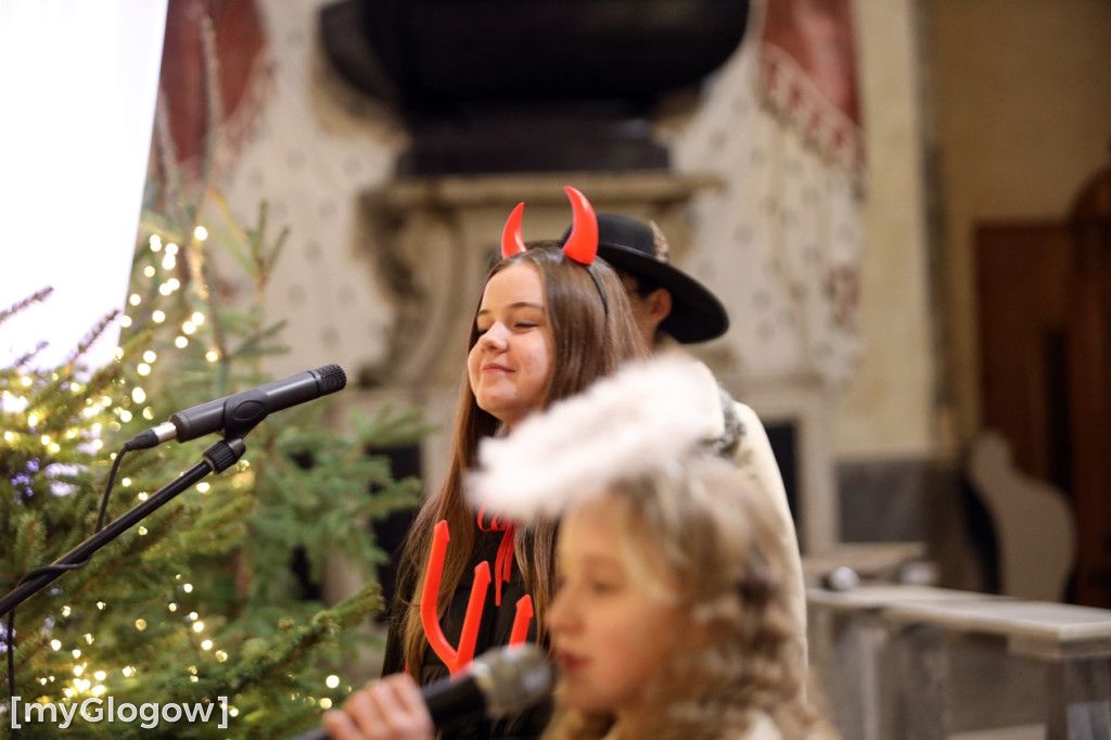Dzieci pod stajenką z kocami i poduszkami
