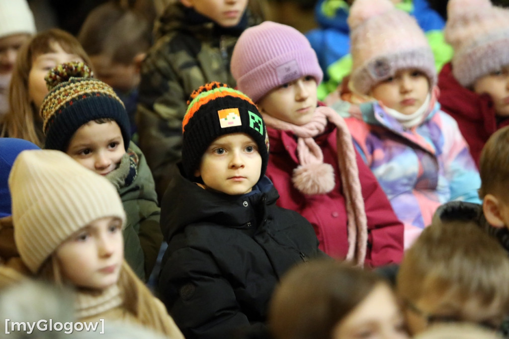 Dzieci pod stajenką z kocami i poduszkami