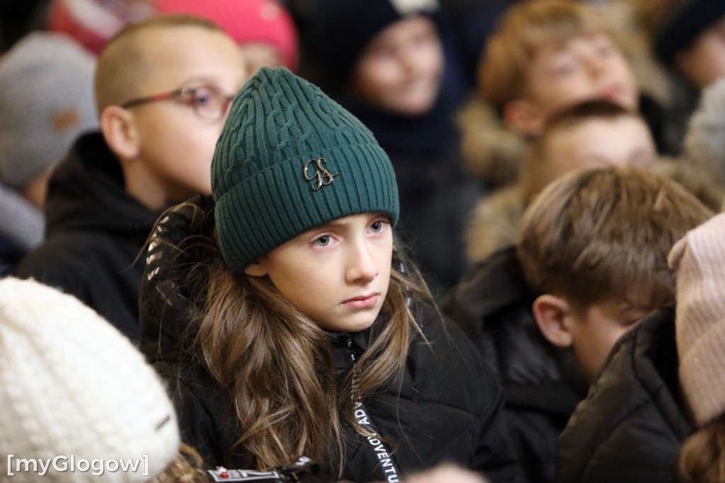 Dzieci pod stajenką z kocami i poduszkami