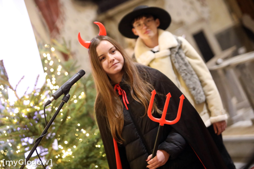 Dzieci pod stajenką z kocami i poduszkami