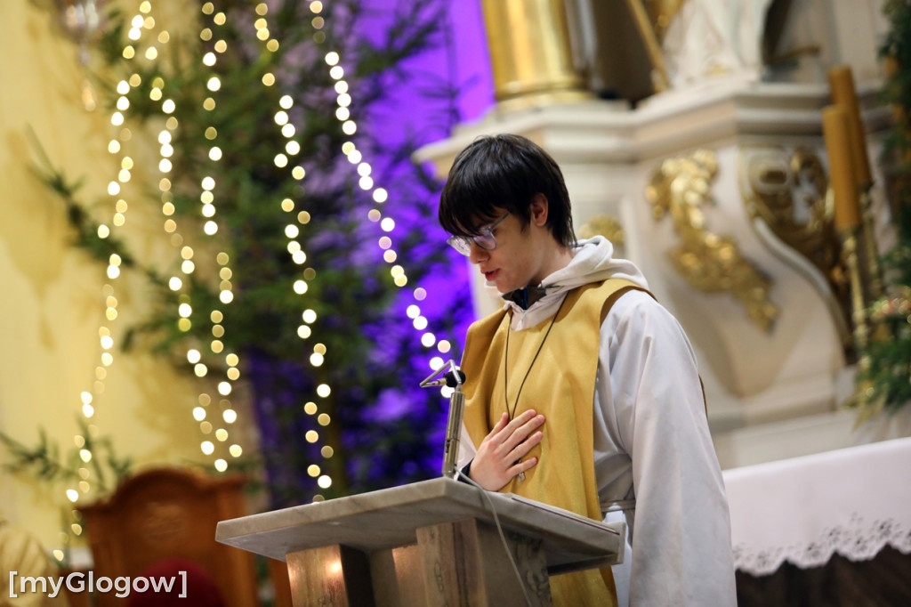 Dzieci pod stajenką z kocami i poduszkami