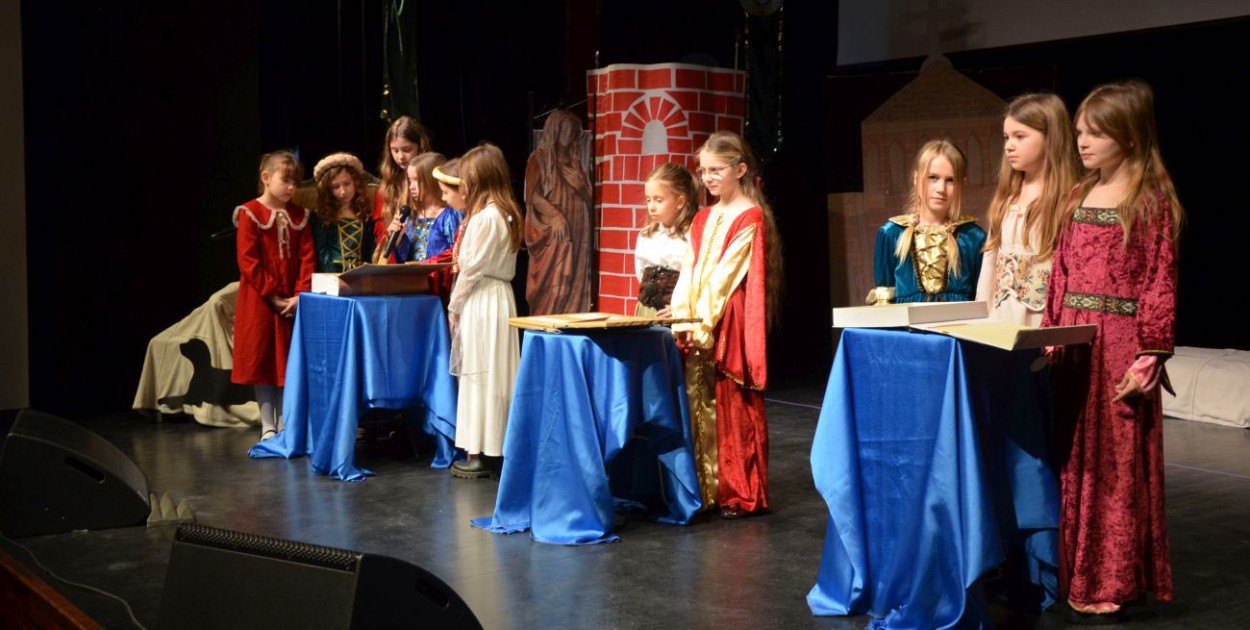 Uczniowie szkoły w Jaczowie na scenie