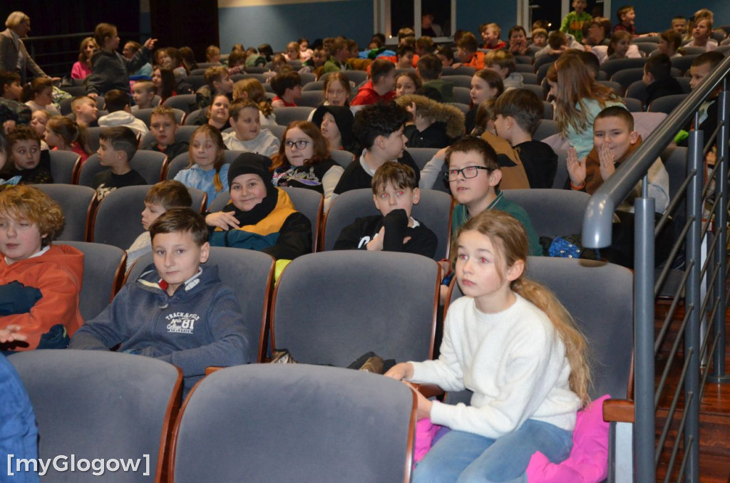 Uczniowie szkoły w Jaczowie na scenie