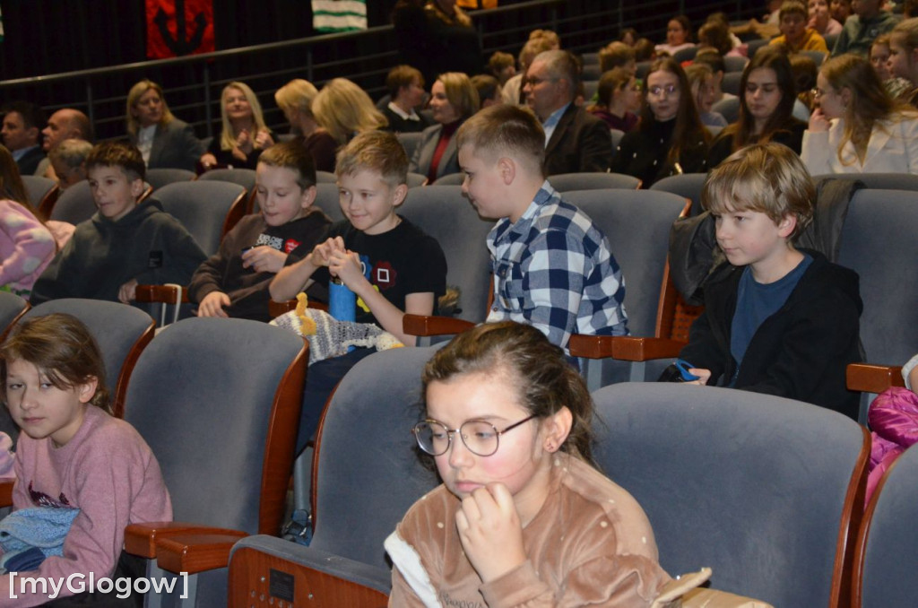 Uczniowie szkoły w Jaczowie na scenie