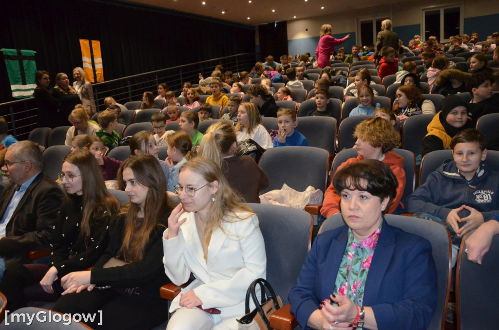 Uczniowie szkoły w Jaczowie na scenie