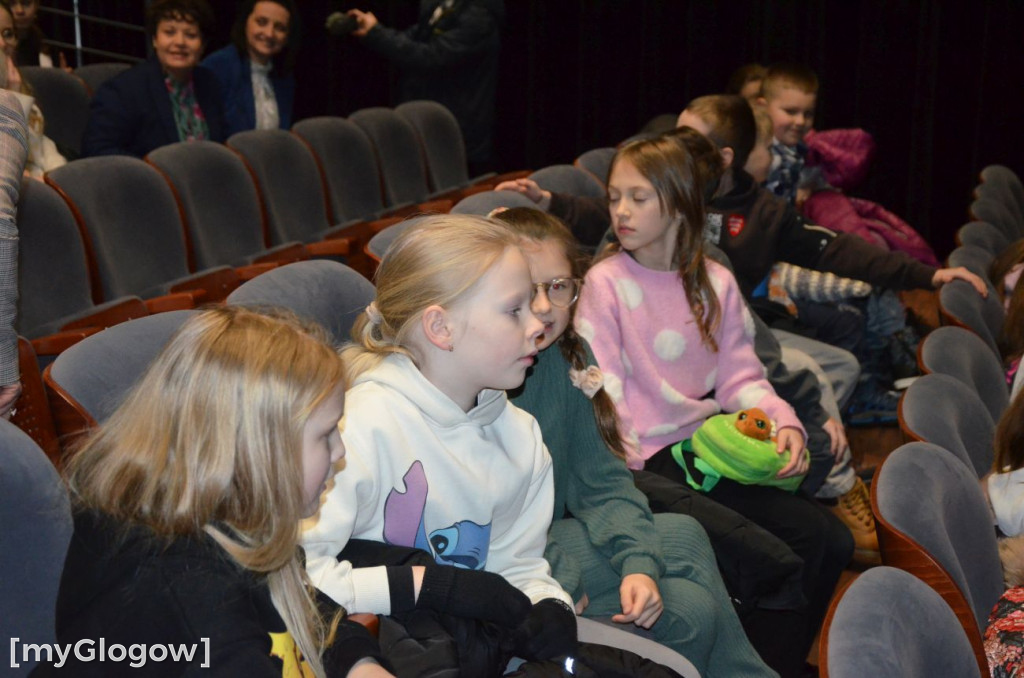 Uczniowie szkoły w Jaczowie na scenie