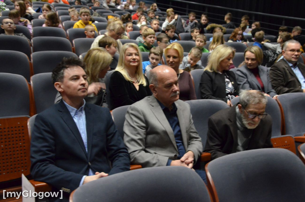 Uczniowie szkoły w Jaczowie na scenie
