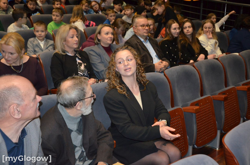 Uczniowie szkoły w Jaczowie na scenie