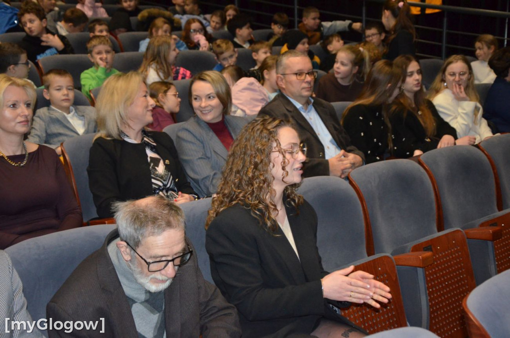 Uczniowie szkoły w Jaczowie na scenie