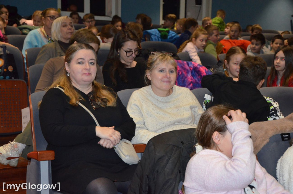 Uczniowie szkoły w Jaczowie na scenie