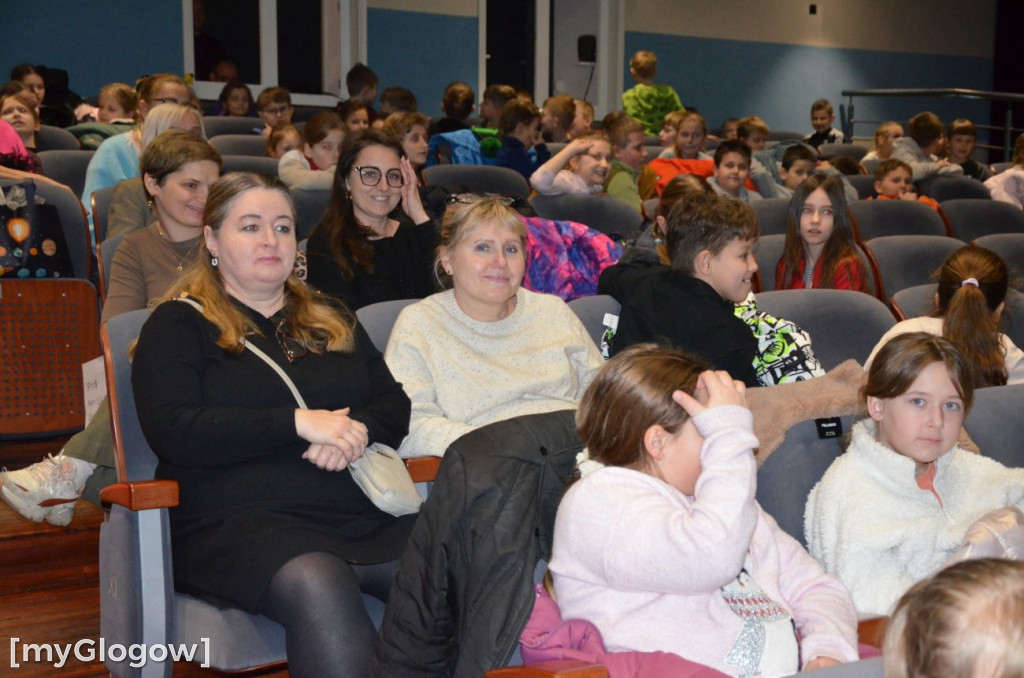 Uczniowie szkoły w Jaczowie na scenie