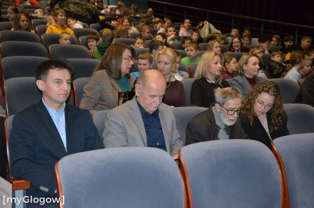 Uczniowie szkoły w Jaczowie na scenie