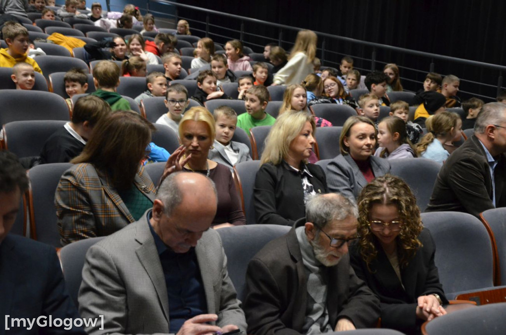 Uczniowie szkoły w Jaczowie na scenie